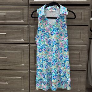 Summer dress with shorts. Playful floral pattern.